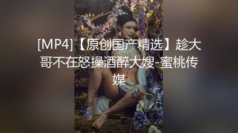 高颜值校园女神大学里诸多舔狗的女神，逛超市专门挑选一根粗长黄瓜回家自慰用