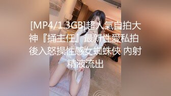 邪恶的房东暗藏摄像头偷窥身材苗条的少妇洗澡