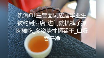 忽悠女顾客做特殊服务，让小哥玩起了双飞，黑丝露脸口交大鸡巴给小哥舔乳头，两个骚逼让小哥干的神魂颠倒