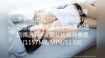 [MP4/ 936M] 美少妇居家操逼！多毛骚逼双指扣入！掰开骚逼，开档黑丝后入肥臀