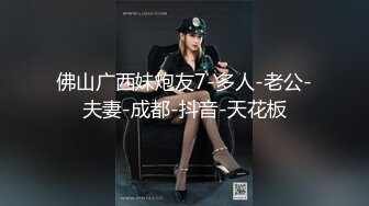 夜市宵夜摊低胸装美女被猥琐大叔围观 尽力防走光没想到下面还是被偷拍内裤夹进了屁股缝逼痕明显