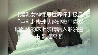 抄底眼镜大姐 看着儿子玩抓娃娃机很开心很专心