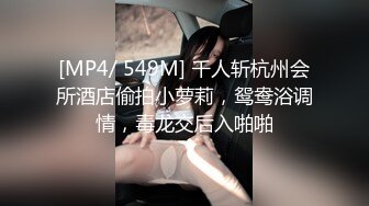 女友白嫩的小屁股，20CM大鸡巴生怕操肿了嫩逼，轻轻捅几下女友就受不了啦！