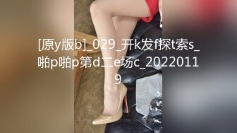 安吉莉卡是个好女孩，但这并不意味着她不喜欢男性的关注。她永远不会欺骗她的丈夫，无论她有两个男人搭讪她