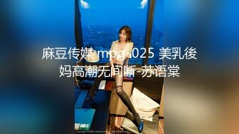 尾随妹子进女厕偷窥为了拍脸被眼镜美女发现了仔细观摩好一会儿，幸好没有喊人！