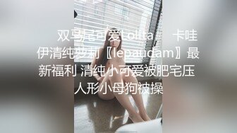 棕丝女友拿着屌往里插