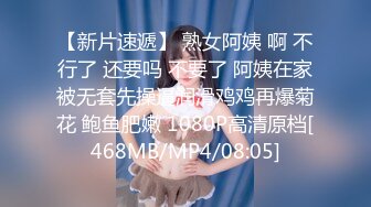 学生在情侣之后玩得开心 (64136e7b2b8c1)