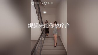 3K原始版全景厕拍-怕臭的波浪卷发时尚妹子,膝盖前两个破洞是跪地板摩的吧