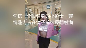 高挑御姐带肉肉的闺蜜直播，酒店里面手持镜头拍摄角度洗澡，口交啪啪