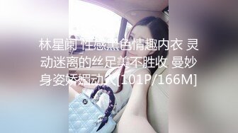 拨开牛仔妹子的内裤舔她逼