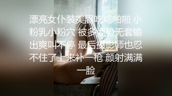 人妖系列之时尚牛仔装比女人还女人的瓜子脸妖妖对着镜头玩自己的屁眼勾引你去操