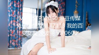 [MP4/ 685M] 两女一男小少妇户外野战路边交后入，搞一会来人回车上，手指扣逼掰穴特写