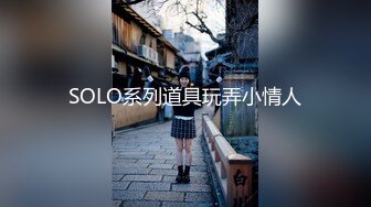 大神潜入办公楼偷拍 漂亮的美女白领 手机塞到B下面 一不留神 碰到美女屁眼被发现了