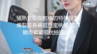 两姐妹家里的水管坏了请了个维修工来修理4