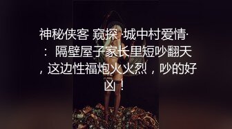 短发眼镜美女，没穿内裤玻璃黄瓜爆插小穴，掰开紧致嫩穴捅入