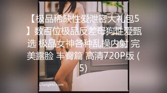 女技师给客人按摩时被男友挑逗 受不了就在客人面前做爱