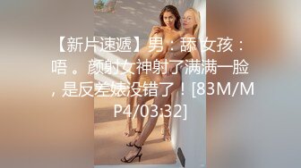 全景偷拍牛仔裤妹子 看着摄像头完全不知道在拍她