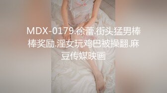 【新片速遞 】 高档酒店一路跟踪偷拍❤️美女服务员的小嫩鲍[122M/MP4/00:25]