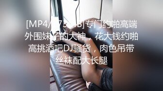 商场女厕蹲守带着宠物狗姿色美少妇,刮过毛的馒头穴尿起来像潮喷