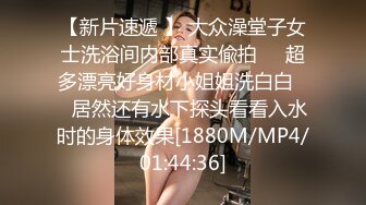 学院女厕偷拍长裙白帽美女 极粉的唇里面露出鲜嫩的肉核