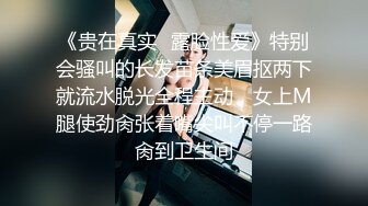 漂亮好身材妹子约到家里脱光光趴在腿上看视频这好性福啊