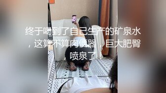 黑丝短裙无毛逼风骚大姐露脸勾搭保安大叔在楼道里激情啪啪 后入干大屁股草喷了