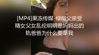 赛车美人妖假阳具贴在车上屁股后入自己自插勾引帅哥赛车激情插菊花操到高潮口爆