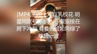 精选厕所TP小嫩妹嘘嘘 毛都没长齐的妹子也知道抓阴部很舒服