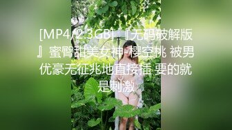 这个父亲和两个年轻精致女儿都好淫荡啊，背着家人偷偷摸摸吸允鸡巴揉搓奶子