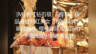 三女全程露脸大秀直播，两个御姐少妇带小姑娘直播大秀，拿着道具互相抽插骚穴让小妹妹吃奶舔逼，精彩又刺激