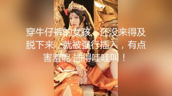 小小雀斑的可爱的大三小姑娘在学校操场正大光明给男友做口活。