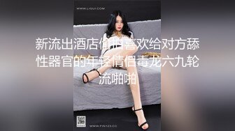 身材火辣的模特美女家里花洒头坏了找师傅来维修勾引他在浴室里