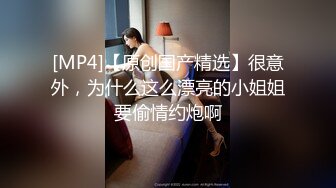 [MP4/ 676M] 头套男沙发推到掰开鲍鱼被狠狠爆操一番，贵妃床上女上位销魂啪啪骑乘眼镜妹子