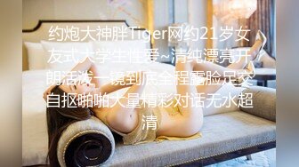 淫荡娇妻洗个澡都要用梳子胡萝卜自慰 受不了啦..赶紧扑向四根大鸡巴，求大鸡巴狠狠操 够骚够贱够淫荡地呻吟，一定要听语音！