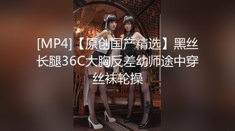 【骚小妹两男一女3P大战】骑乘边操边吃大屌，垫着枕头抬起屁股