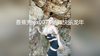 大眼美女模特身材，屁股好翘，全裸自慰，掰腿特写粉色小蝴蝶鲍鱼