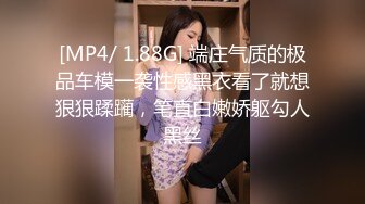 健身房里约站女教练