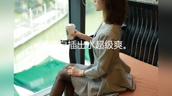 冒死爬墙偷窥刚洗完澡的少妇光溜溜的出来换衣服