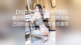 80后风骚服装风韵犹存老板娘，没客人就爱玩，前台自慰到小房间，真刺激，熟女一个字就是骚，到处都能露出淫穴！