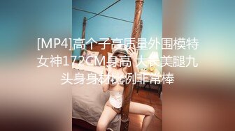 商场女厕近距离偷窥三位年轻少妇的小黑鲍