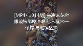 對白淫蕩母子亂倫系列之兒子你不能這樣我以為你是爸爸，在沙發午休的媽媽被放學回家的兒子搞醒..