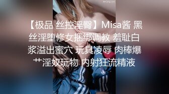 00后小美女就是娇嫩可人，穿着宽大T恤坐在腿上