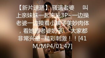 大红唇新人骚女被两大汉3P，白丝袜丁字裤，翘起屁股看穴，两根JB轮流舔