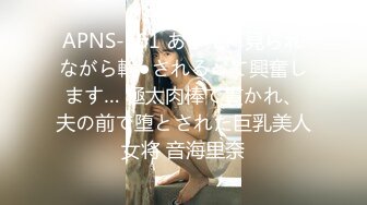 TP整理货架的眼镜美眉奶子