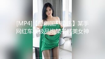 歌厅探花陈先生KTV唱歌啪啪，牛仔短裤龅牙妹子，手伸进衣服摸摸奶子，撩起衣服吸奶舔逼沙发上猛操