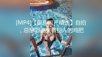 高二学生妹被男友调教在环卫工背后脱裤子漏奶子??还把裤子脱了地上爬