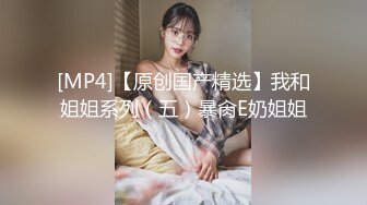 刚泡了个高中生带到家里打炮，还穿着水手服校服被干