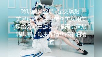 嫩模丝丝坐在沙发上玩逼拍写真被摄影师和导演肆意玩弄